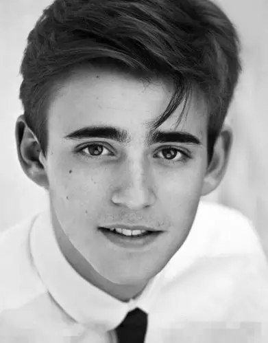 charlie rowe 查理·罗 英国童星,1996年4月23日生于英格兰,代表作