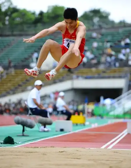 图文-田径亚锦赛男子三级跳 李延熙奋力一跳得银牌