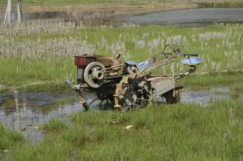 当年最先进农机手扶拖拉机耕田.