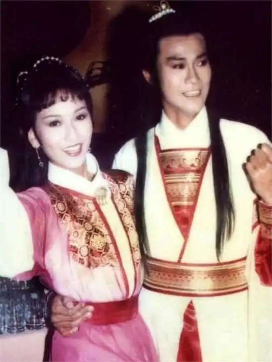 郑少秋风流情史,抛弃结婚3年的沈殿霞,没想到却娶了小17岁的她