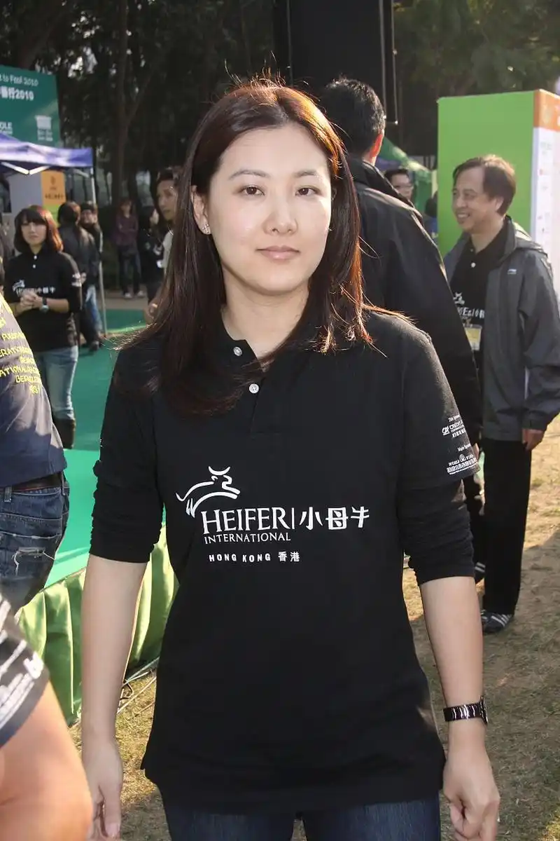 图一为世界冠军伏明霞,图二为tvb明星陈慧珊,一个前任,一个现任,两个