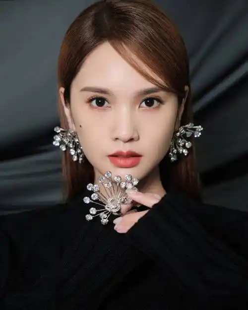 杨丞琳真挺"敢"穿的,穿的裙子还要挖"空",真时髦