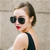 比较拽比较酷短发墨镜女生头像霸气十足吧