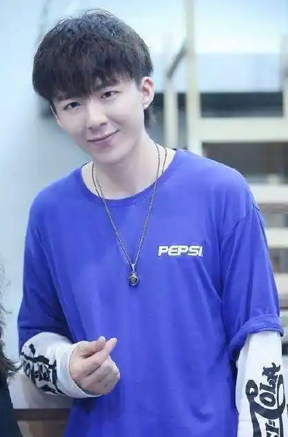 杨宗纬当天转发了自己的小样,只有粉丝可见,暗示刘宇宁唱得不如自己.