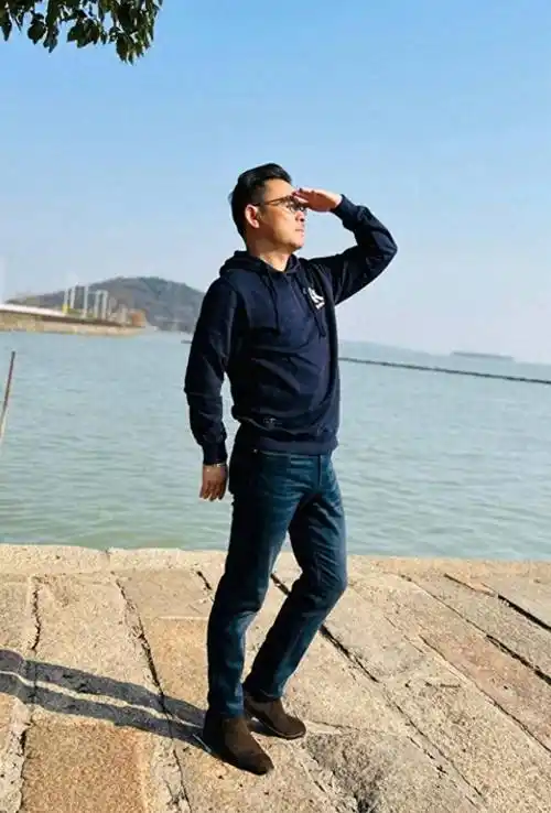 男人到了50岁,尽量放弃西服,阔腿裤,换成这些穿起来更减龄帅气!