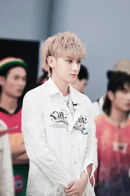 此处@ 逐渐冰激凌化的彩虹脏辫马尾头的小韬总@ykybtao-黄子韬～今晚