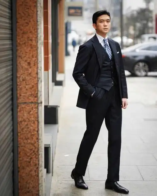 男人穿西装皮鞋的搭配会暴露衣品那应该要怎样穿