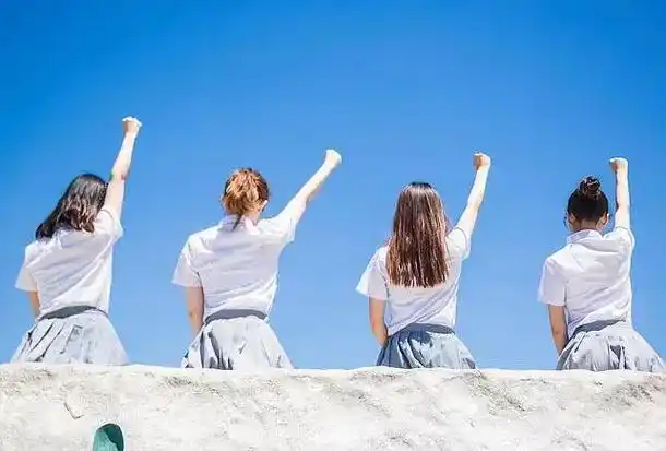 "穷养女"和"富养女"的区别,背影就能看出来,大学后更明显