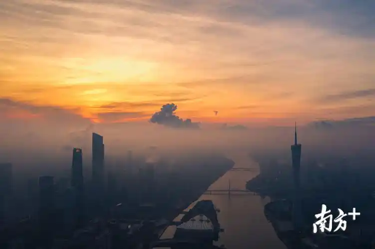 6月30日,黎明破晓后的珠江新城与广州塔,雾海弥漫.kenleung 摄