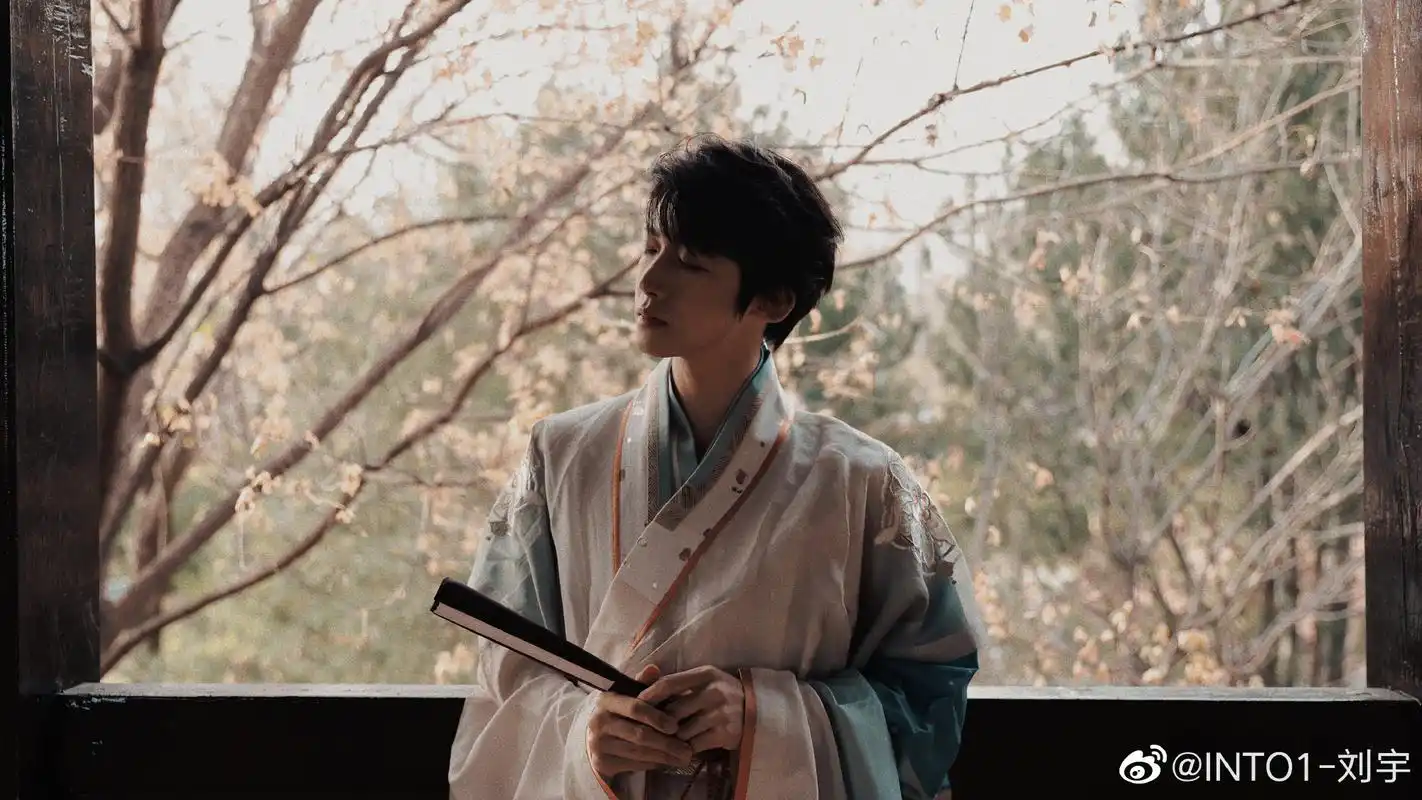 丨 今天是小雪,刘宇晒出了一组古风汉服大片