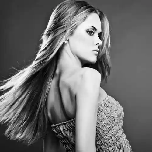 黑白滤镜的时尚年轻女孩穿黑色礼服