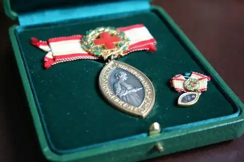 1907年,弗洛伦斯获得英国皇家颁发的勋章,她是第一个获此殊荣的女性.