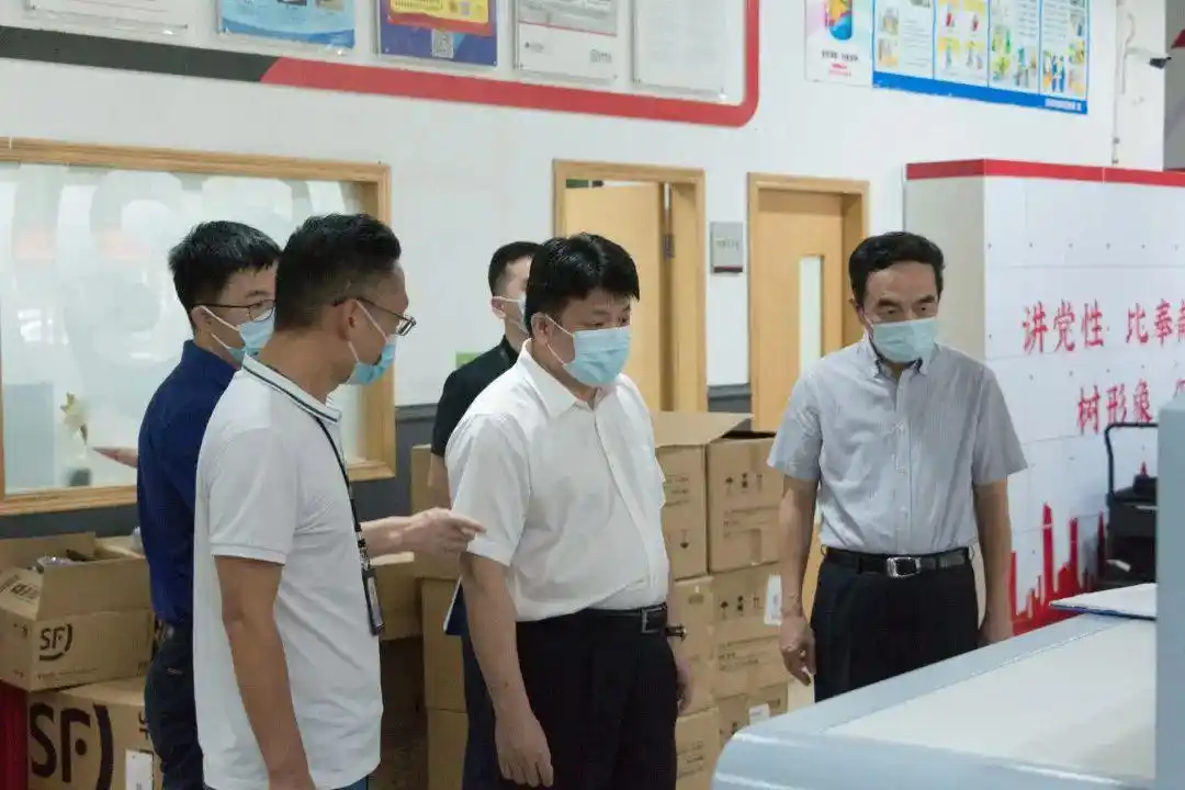 李映中一行查看职工休息场所的防暑降温设施和防暑用品配备情况