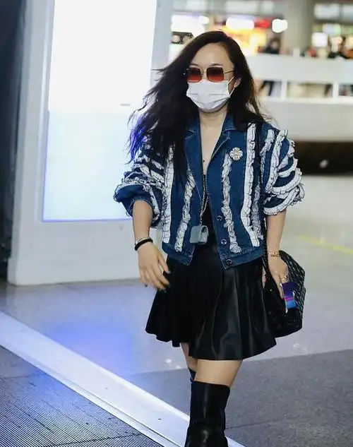 39岁霍思燕魅力不减,穿皮短裙配长靴又美又飒,"辣妈腿"抢镜