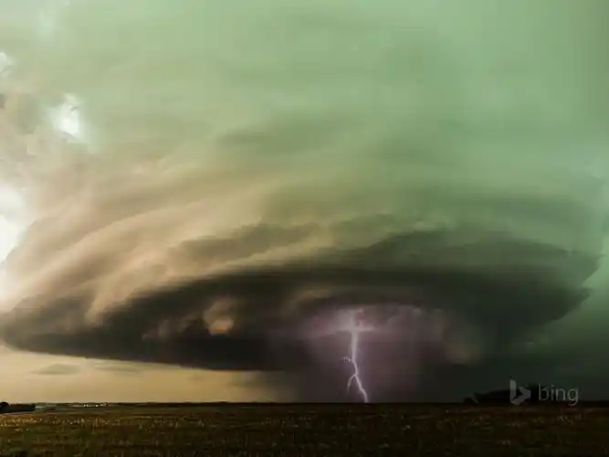 龙卷风中的闪电-2015 bing主题壁纸