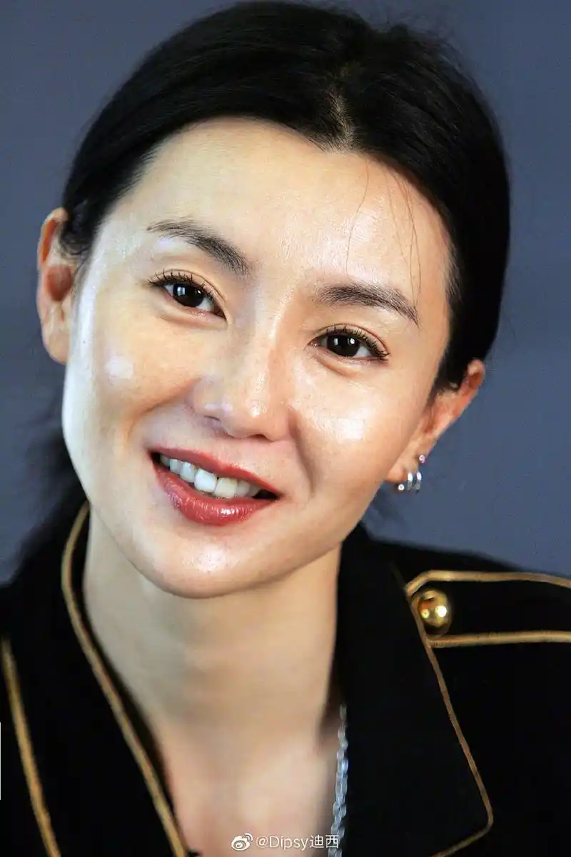 张曼玉高清旧照翻红 扛住高清特写表情生动不僵硬