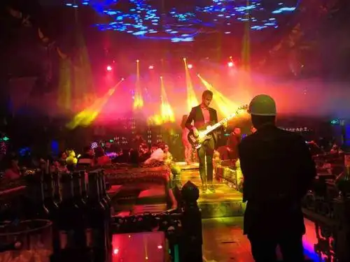 天阙酒吧(和平路店)-"西安的夜店基本都被00后攻占了,反而大叔.