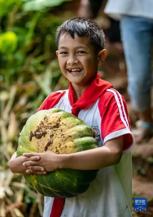 学生们午休(新华社记者江文耀摄);下图为2003年,哈卜吗村小学的孩子们