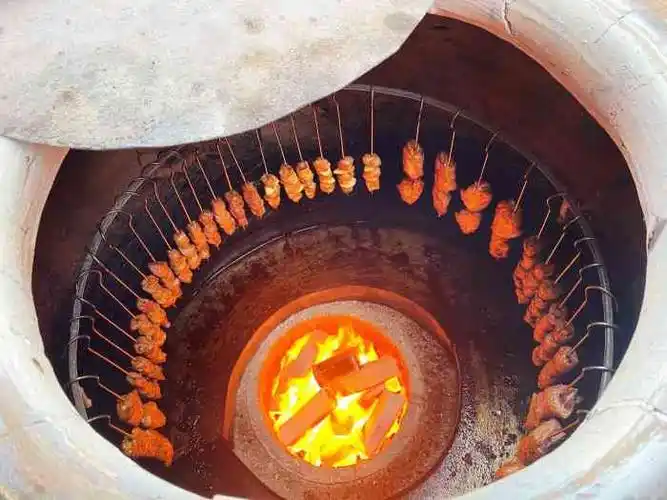 今晚网吧出来又在特色大缸烧烤吃烧烤,几个人不爱喝啤酒