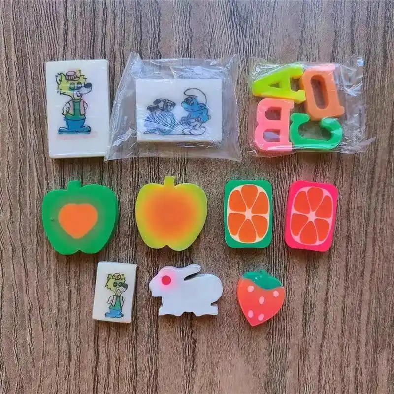 80后都用过的老式橡皮,颜色好看的橡皮擦不干净,擦的痕迹有点黑.