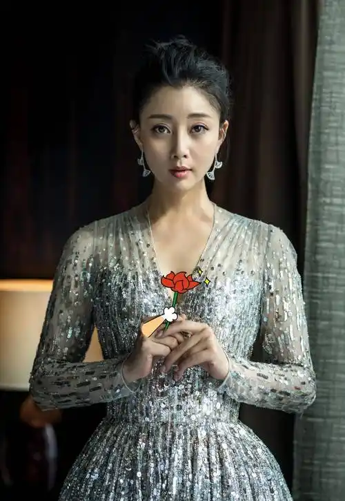 殷桃美得好高调,一袭亮片礼裙穿出"贵妇感",看着真"撩"人_女性_时尚