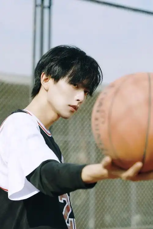 王敬轩布玩篮球的运动写真 阳光帅气撩妹力满分