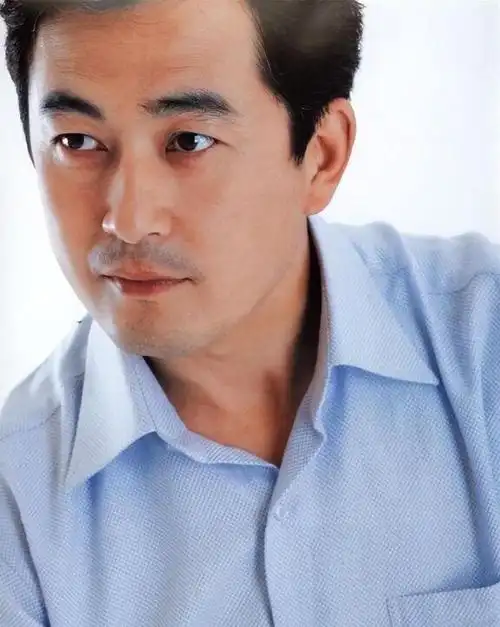 王志飞这位老戏骨与年轻的妻子已经迎来了一个可爱的女儿,一家三口过