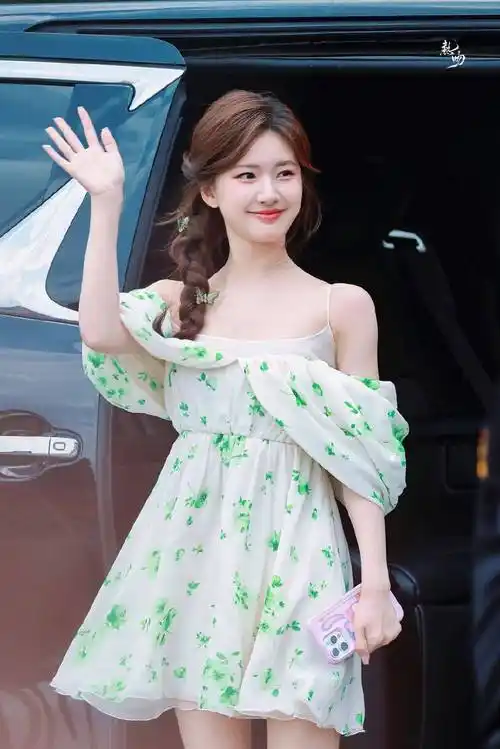 赵露思穿绿色花裙露出白嫩玉背大长腿!雪肤玉貌美若天仙