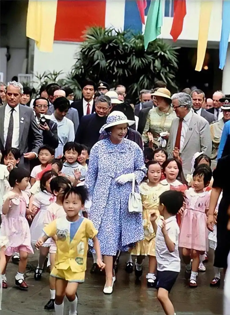 1986年10月12日,60岁的伊丽莎白二世访华.