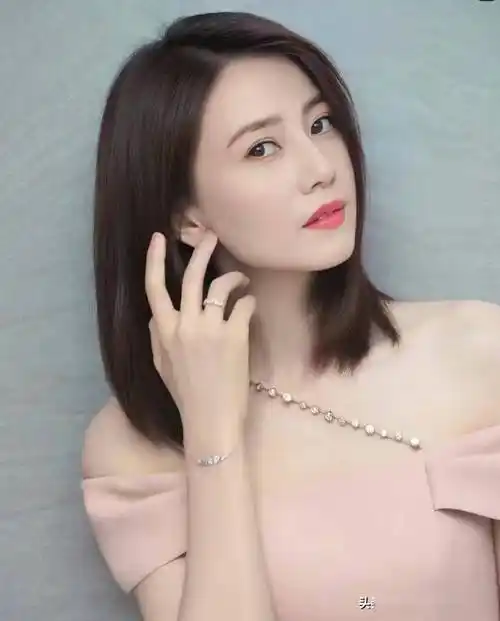 果然,这才是最适合中年女人的发型:锁骨发!谁见都夸年轻显气质