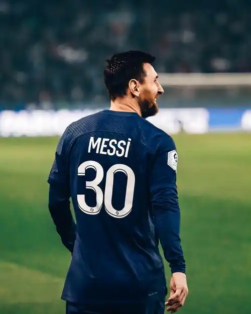 但他身穿大巴黎球衣的身影将会永远印在巴黎这片土地上94 祝梅西的