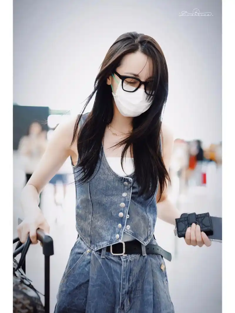 迪丽热巴今日机场街拍私服,帅气的小女孩!