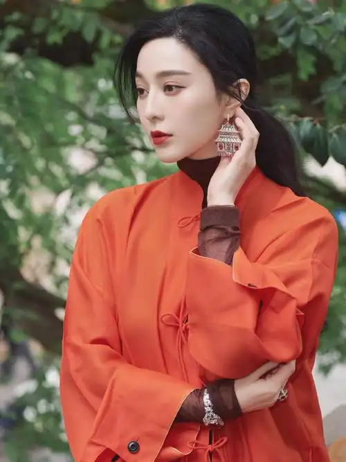 范冰冰彻底转混时尚圈了?穿鲜艳国风套装,还以评委身份亮相活动