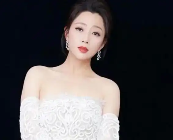 刚开始,殷桃全身心投入剧组的拍摄,并未察觉到异样.