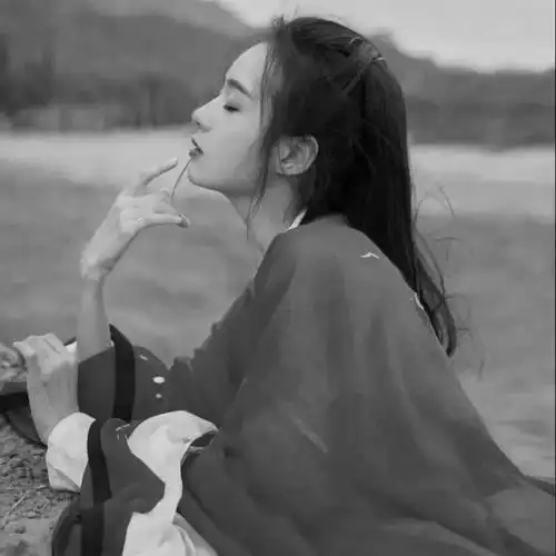 高冷范黑白女生头像 孤傲高清的黑白冷淡风女生头像图片_女生头像