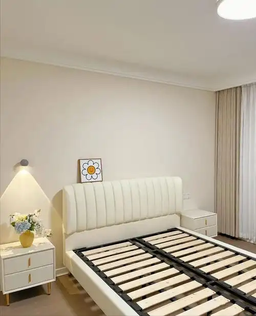 主卧主卧室没有装设吊顶,只采用双层石膏板装饰边缘,这样不会压抑层高