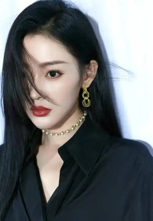 张天爱红唇黑裙,火热精致,魅力十足_爱的_发型_时尚