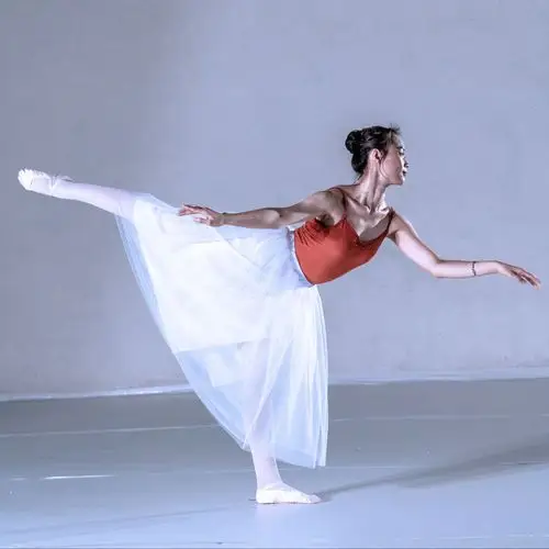 共有三个芭蕾舞演员,这是第二个花季少女,人长得很漂亮,舞姿也很优雅