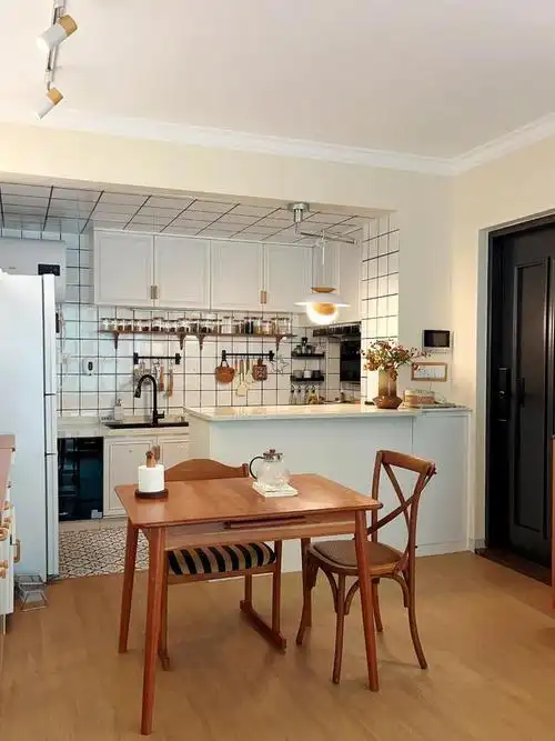 切忌餐桌和大门处在一条线上,风水中讲究"喜回旋,忌直冲",如果餐桌和