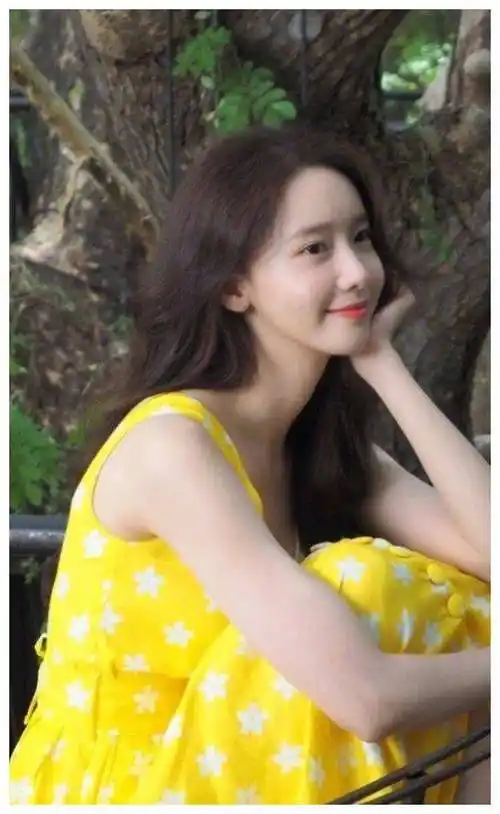 有一种"初恋美"叫林允儿穿黄色碎花裙,显白又清新,贼养眼!
