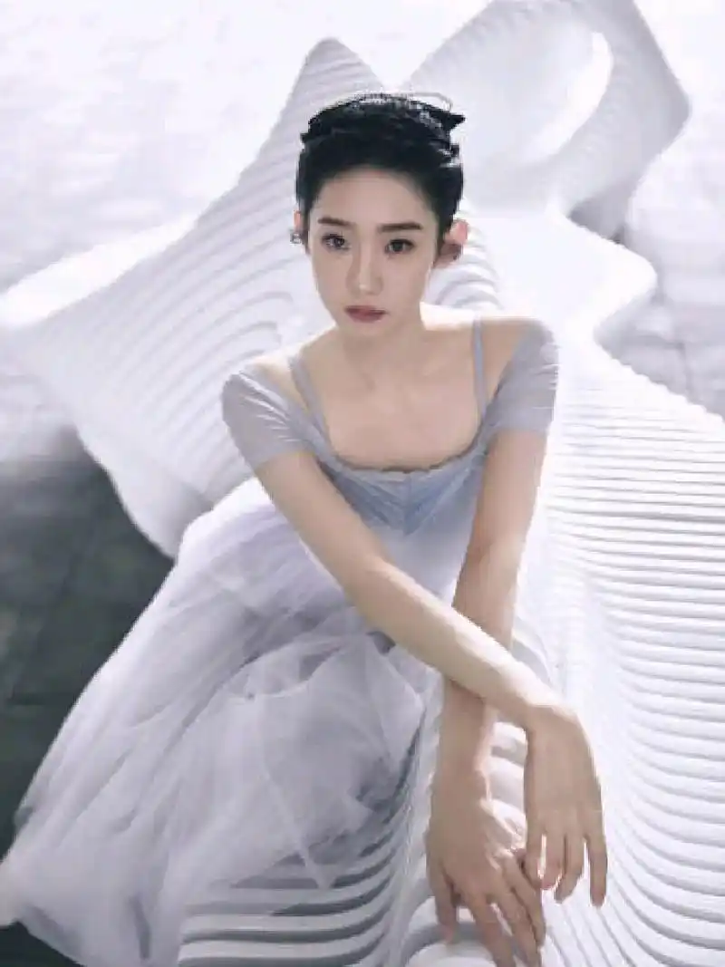 与火舞台好爱舞台上的张艺凡张艺凡尖的方向冰张艺凡啊一身蓝白色芭蕾