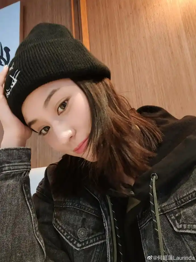 何超莲剪短发歪头自拍 戴毛线帽笑容超甜