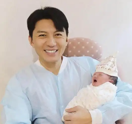恭喜tvb知名男星袁伟豪升级当爸爸妻子平安产下6磅重男婴