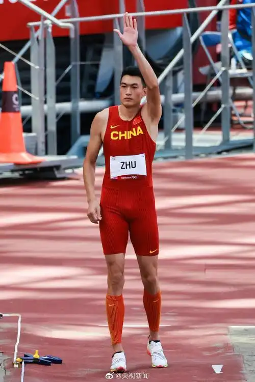 朱亚明男子三级跳远银牌