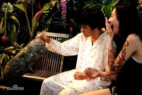 有一部国产电影女的是纹身师,还有一个傻弟弟,女纹身师一条胳膊上的