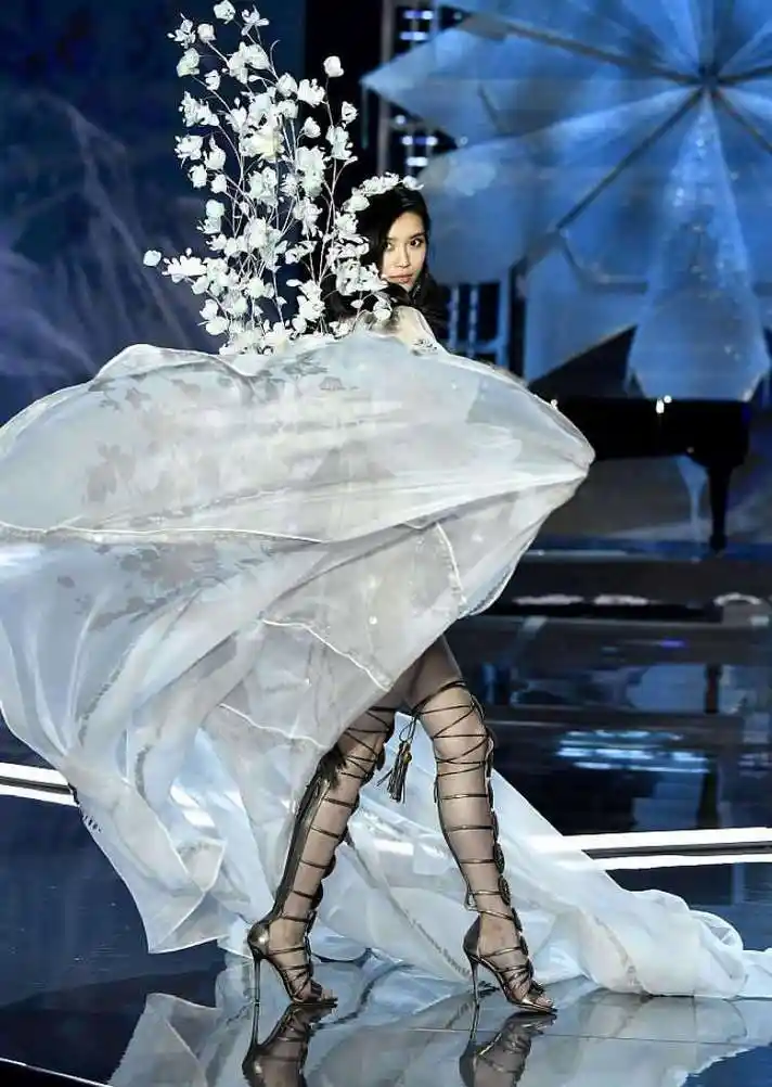 维密大秀上海亮相中国超模引关注奚梦瑶意外摔倒登热搜榜