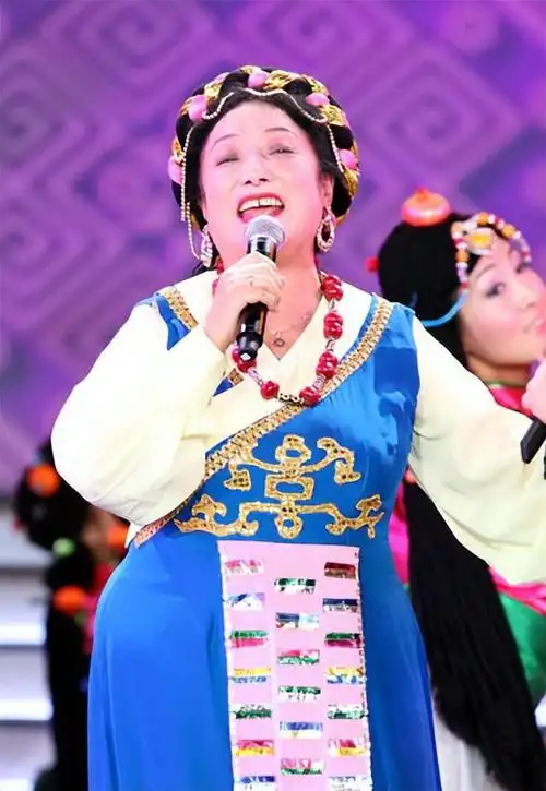 韩红的母亲雍西女儿52岁仍未婚单身让她纠结心痛