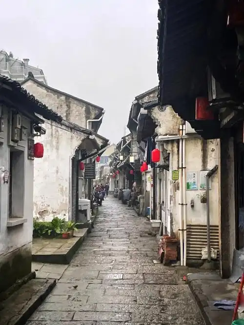 杭州西兴老街雨停的间隙