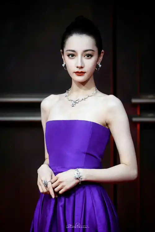 迪丽热巴蝴蝶骨好明显