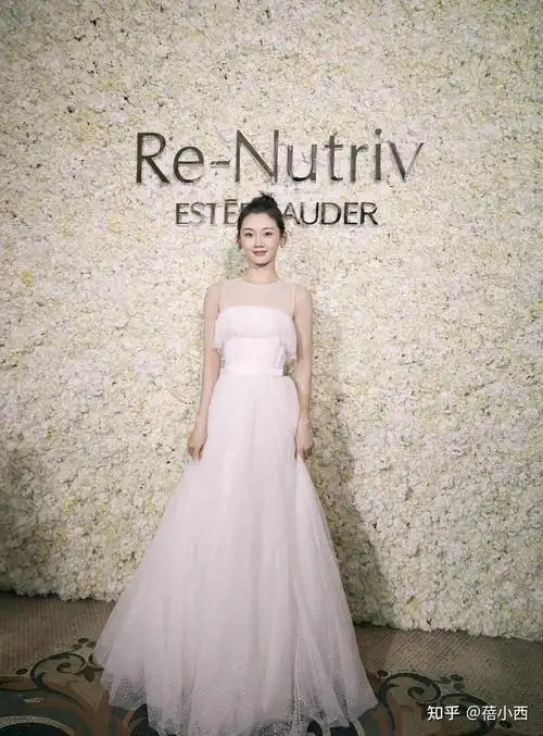 苗苗的尺度也放开了!穿抹胸裙中间还要"挖个洞",人红气场真大